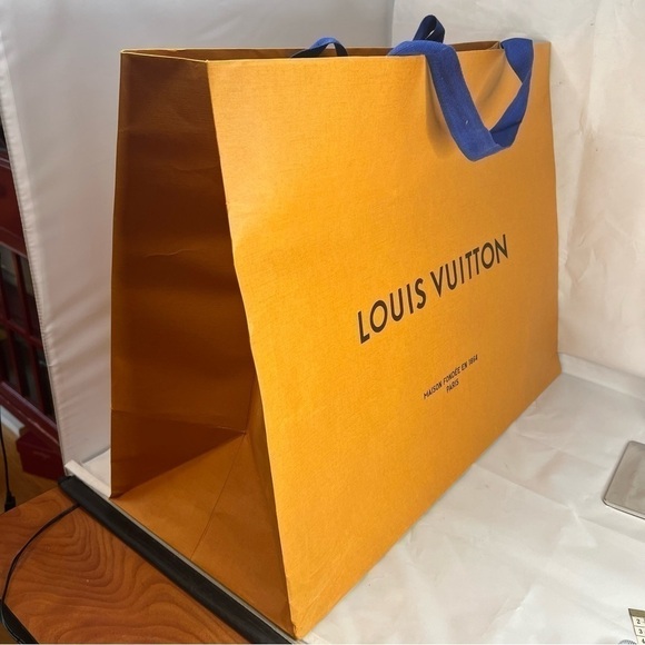 LOUIS VUITTON XXL Paper Shopping Tote - Picture 4 of 7